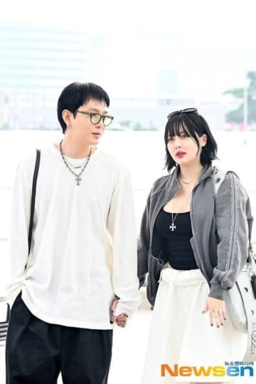キム・ヒョナ、ややふっくらした姿で空港に？またも妊娠説が浮上…事務所が再び否定
