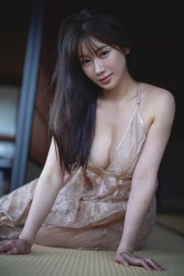 新海まき、待望の1st写真集『刻に咲く』♡27歳の色香と笑顔が詰まった渾身作