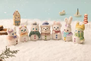 ダッフィー＆フレンズがスノーマンに！　ふわもこ姿のぬいぐるみチャームやショルダーバッグが登場