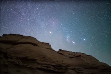 中国の写真家、砂漠に広がる星空を撮影