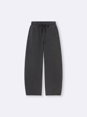 デニムじゃないの！？【GU】楽ちんなのにサマになる「スウェットバレルパンツ」