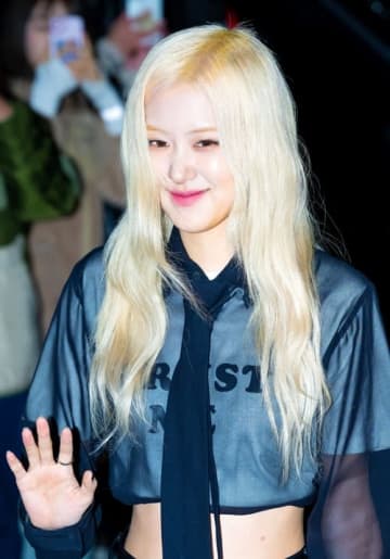 BLACKPINK・ロゼ、人種差別に遭う…グループ写真から除外などでファンから批判殺到