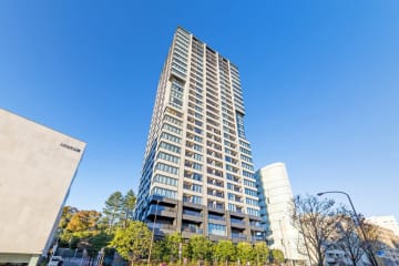 ザ・パークハウス白金二丁目タワー 16階｜「白金台」駅徒歩5分。白金の高台に広がる緑景とともに、格別の都心生活。広々20帖のLDK、開放感たっぷりなパノラマウィンドウのある南西角部屋2LDK