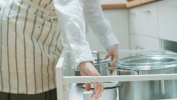 「紙オムツ代も、私が払えって…？」義母の“介護丸投げ”で限界を迎えた53歳妻。キッチンの引き出しにしまった〈離婚届〉
