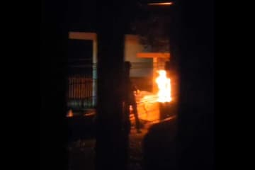 「ほぼ火事」「これはあかん」　自宅裏の外国人住民が深夜にごみを…火柱に思わず通報　ネット騒然の事態