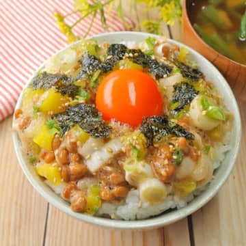 「この納豆、やめられなくなる！」「ピリ辛＆ポリポリ食感が最高！」混ぜるだけ♪毎朝食べたい納豆ごはんのアレンジレシピ