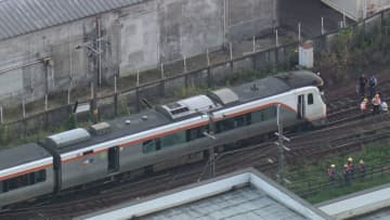 特急列車と車が踏切で衝突　乗客約10人けがの情報　窓ガラスが割れて散乱　JR高山線　岐阜・各務原市