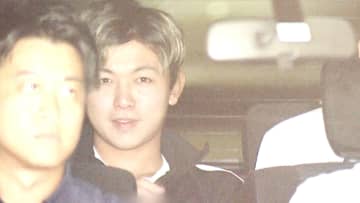 カメラに向かってピースサイン…交際相手の10代娘にわいせつ疑いで21歳男を逮捕「交際相手が傷つくと…」女性と金銭トラブルか　大阪