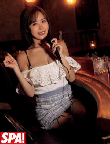 HARUKA、肌見せがセクシーなカラオケSHOTにドキッ！スナックを舞台にめくるめく時間を体現