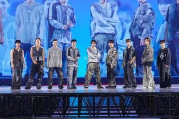 SEVENTEEN、香港公演が大盛況！ジャッキー・チェンも登場…街をジャック＆大型ドローンショーまで