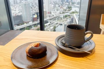 穴場すぎ！大阪・巨大ビル最上階３０階に、ドーナツ２２０円のカフェ誕生