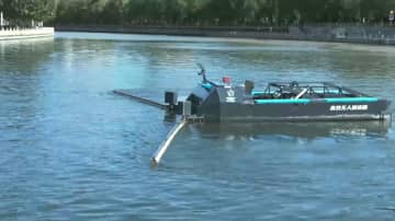 北京の河川清掃で水上ロボット活躍