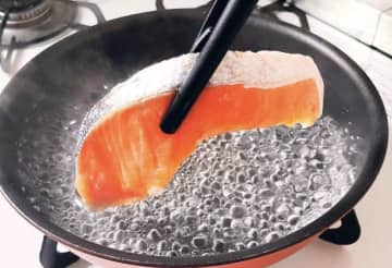【天才の発想】塩鮭は焼かずに茹でる！？脱サラ料理家が提案したふっくら仕上がる調理法に「目からウロコです」と絶賛の声