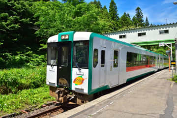 JR陸羽西線･約3年8ヶ月ぶりに運転再開、代行バスは終了へ！ 難航した国道のトンネル工事が完了、利用の少ない2駅は通過扱いに