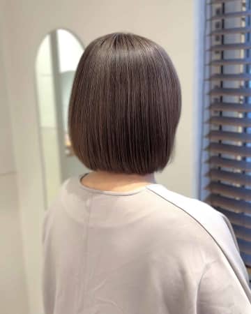 【50代】面倒な白髪染めは卒業！ 自然にぼかす「くすみカラー」