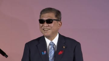 「顔が怖いと言われるので…」石破首相がメガネベストドレッサー賞を受賞　きょうで就任1年