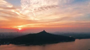 秋の朝、刻々と移り変わる風景　中国安徽省馬鞍山市