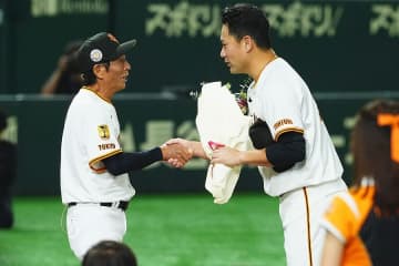 田中将大に連続サプライズ　明石家さんまが登場…ブレザー贈呈には坂本勇人、場内大歓声