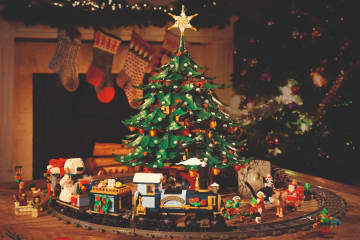 レゴブロックの25年クリスマスオブジェ、“部屋が現れる”ツリー型オブジェ＆煙突が揺れる列車