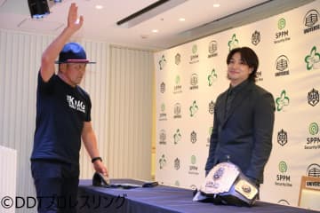 『週刊パイルドライバー』記者を自称する鈴木みのるの質問攻めに上野勇希はたじたじも、「僕が2冠のチャンピオンになる」と自信