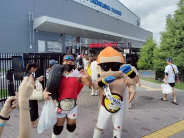 BreakingDownへ御礼状！問題児とゆるキャラがタイヤを担いで来訪