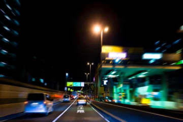 高速の分岐点に勢いよく衝突⇨車が大破しながら転がる。居眠り運転、実際の事故映像に「これは怖い…」の声
