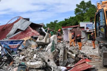 フィリピン・セブ島沖でM6.9の地震、死者は69人に。教会が崩壊、涙を流す人々の姿も【画像】