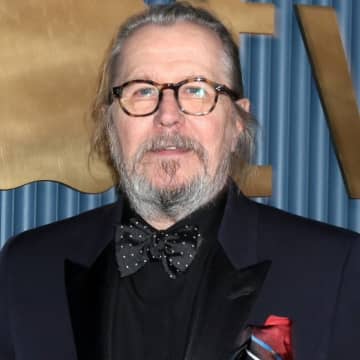 ゲイリー・オールドマン、ウィリアム皇太子よりナイトの称号を授与