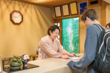 「近くにスーパーはありますか」を英語で言うと？