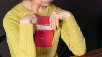 すべての諦めがつきました…62歳元国家公務員夫の「退職金2,000万円」が忽然と消えた通帳に妻、愕然。「消失の真相」にただただうなだれるワケ【FPが解説】