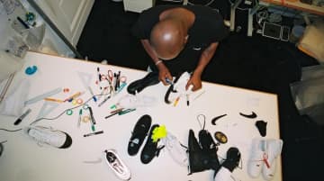 ナイキ、欧州初の大規模展覧会『Virgil Abloh: The Codes』でヴァージル・アブローのレガシーを称える