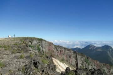 【この秋、行きたい 八ヶ岳】「硫黄岳」 迫力の爆裂火口と八ヶ岳の大展望