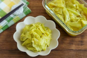 わが家の定番♪包丁いらずで作れる「キャベツの即席カレーピクルス」レシピ