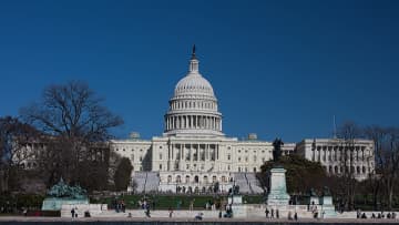 米政府、7年ぶりに「閉鎖」、数十万人の職員が休暇や解雇に