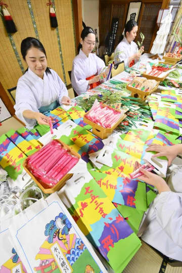 成長願い、七五三準備　巫女ら千歳あめ袋詰め　水戸八幡宮　茨城