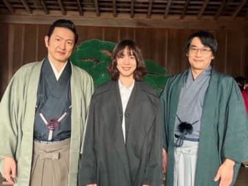 のん、中村獅童＆フルポン村上との3ショット公開＆将棋所作も絶賛！