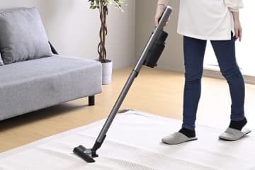 山善、1kgの超軽量な紙パック式スティック掃除機