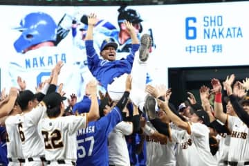 中田翔からの引退記念品を中日・小田幸平コーチが公開　東京ドーム最終戦にエールも