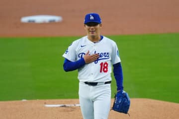 痛恨失策の直後…テオが山本由伸に“謝罪”　ベンチで抱き寄せ→ギュッとハグ