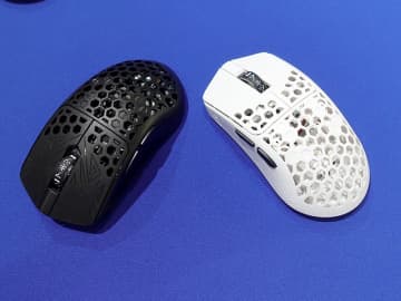 Arbiterのカーボン複合材軽量マウス「AKITSU」にMediumサイズの新モデル、新色ホワイトも登場