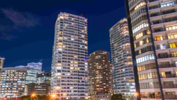 世帯年収1,500万円の夫婦、“港区タワマン”をフルローンで購入。夜景に酔いしれるも…“住民説明会”で突きつけられた〈衝撃の現実〉