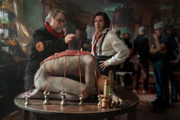ギレルモ・デル・トロの手腕が炸裂！“人間とは何か、そして真のモンスターとは何か”『フランケンシュタイン』予告編