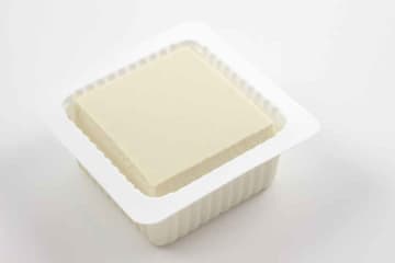 使い切れなかった豆腐はパックに戻してもいい？　水の入っていない充填豆腐の違いも　栄養士が解説