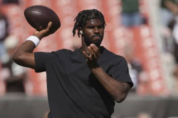 報道陣の質問に言葉を発さずに対応したブラウンズ新人QBサンダース