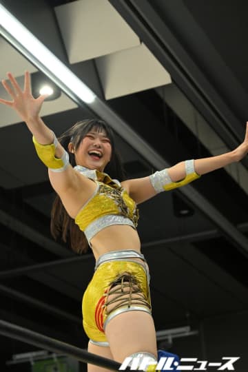 21歳のヒーロー見習い女優が伝説のプロレスラーとデビュー戦！ボコボコにされるも笑顔で「目標はビッグになることです！はいっ！」