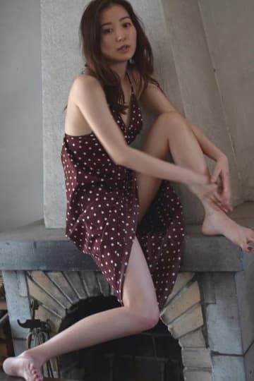 高田里穂、白の水着やランジェリー姿を披露　最新写真集『素描』11月に発売