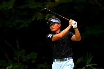 賞金王・宮本勝昌が単独首位発進　岩本高志、平塚哲二ら2位