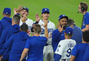 ド軍、日本人トリオが大活躍！2連勝で地区シリーズ進出決定！大谷は1安打1打点、山本PS3勝目、佐々木は守護神0封