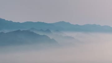 霧に包まれた莫尼山、水墨画の世界に　中国内モンゴル自治区