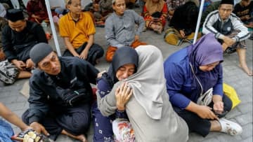 インドネシアの学校倒壊、５人救出も残る生徒は望み薄か